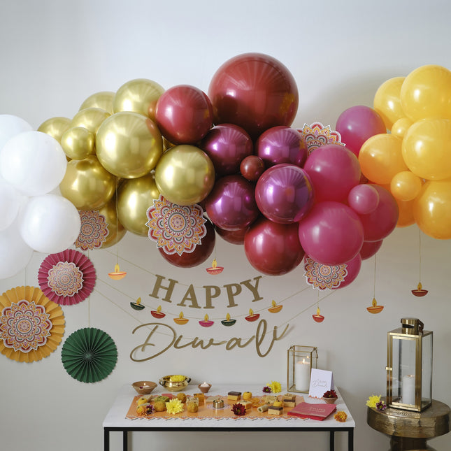 Arche de ballons colorés avec éventails en papier