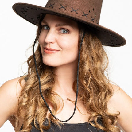 Chapeau de cow-boy marron foncé