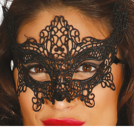 Masque brodé noir