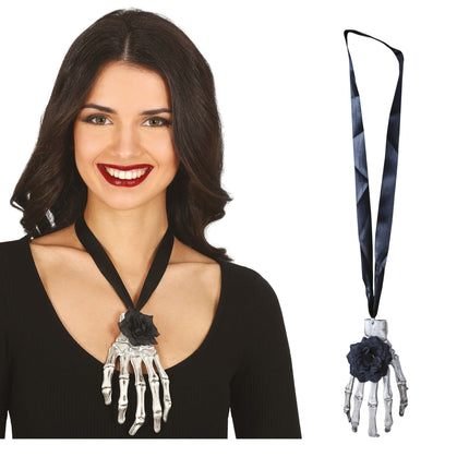 Collier d'Halloween à la main