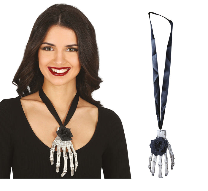Collier d'Halloween à la main