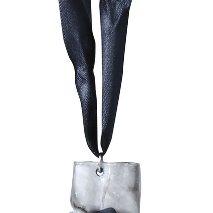 Collier d'Halloween à la main