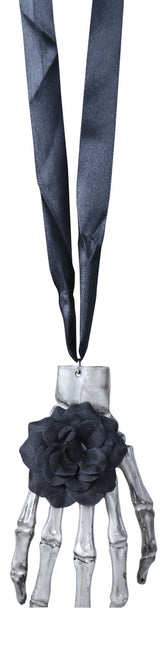 Collier d'Halloween à la main