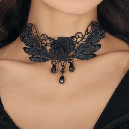 Collier noir brodé de roses