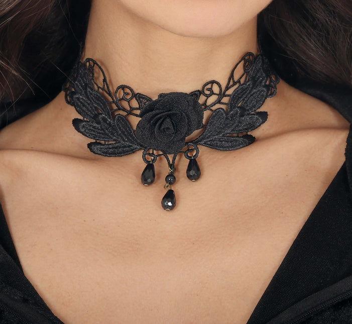 Collier noir brodé de roses