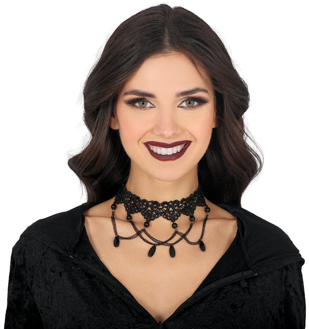Collier noir brodé de perles
