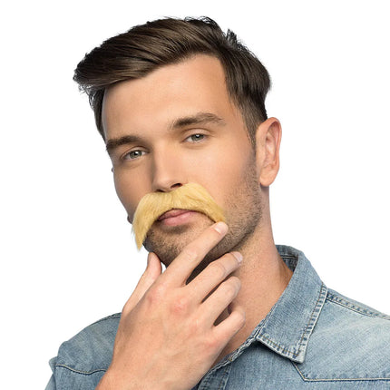 Moustache blonde