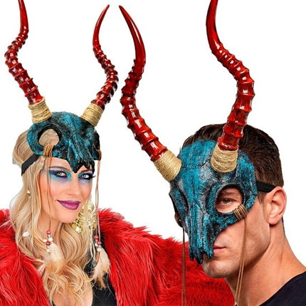 MASQUE DE CHAMAN : CRÂNE DE TAUREAU AVEC DES CORNES ET DES PLUMES