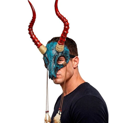 MASQUE DE CHAMAN : CRÂNE DE TAUREAU AVEC DES CORNES ET DES PLUMES