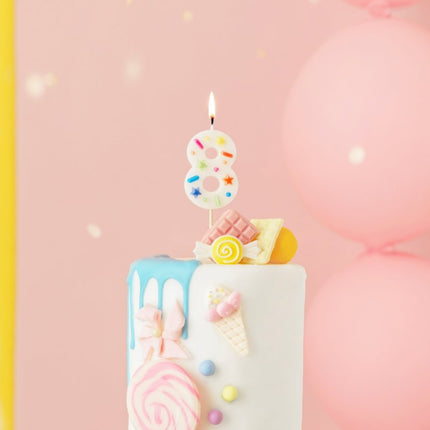 8 Jaar Kaars Gekleurd 10cm van Partydeco koop je bij Partywinkel