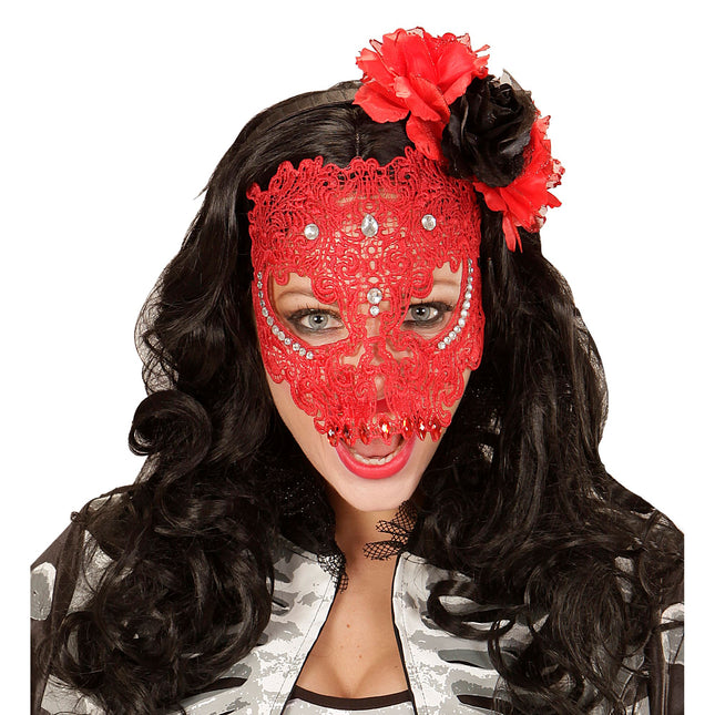 Masque rouge avec dentelle