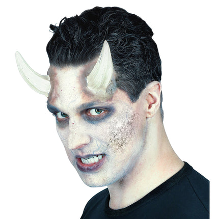 Bâton de maquillage argenté