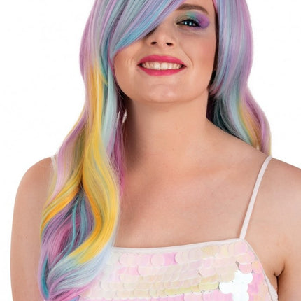 Perruque Selena longue avec boucles arc-en-ciel pastel avec franges inclinées