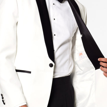 Hommes en costume blanc