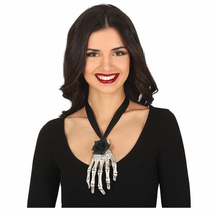 Collier d'Halloween à la main