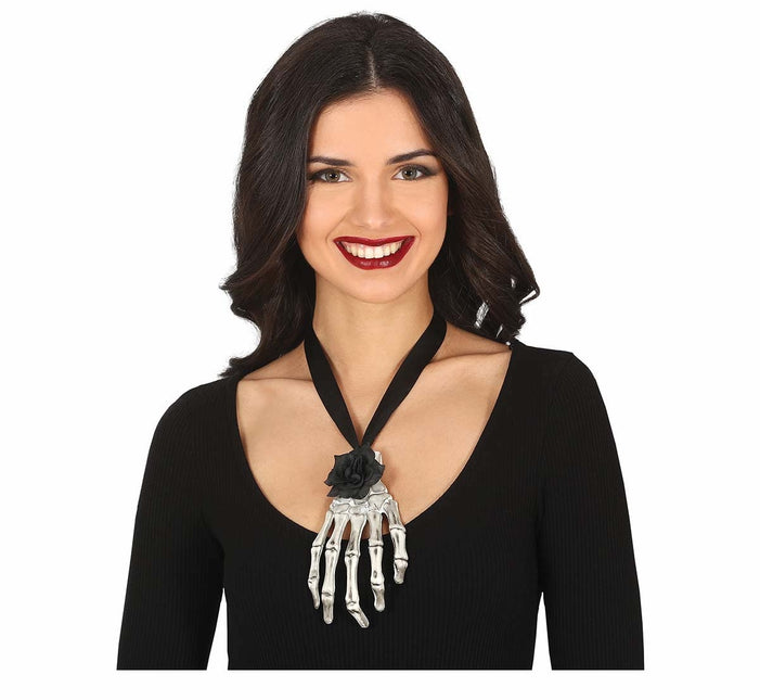Collier d'Halloween à la main