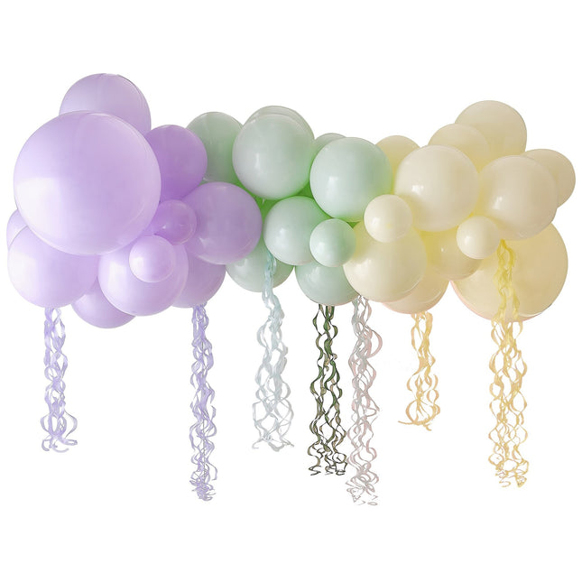 Arche de ballons colorés avec pompons