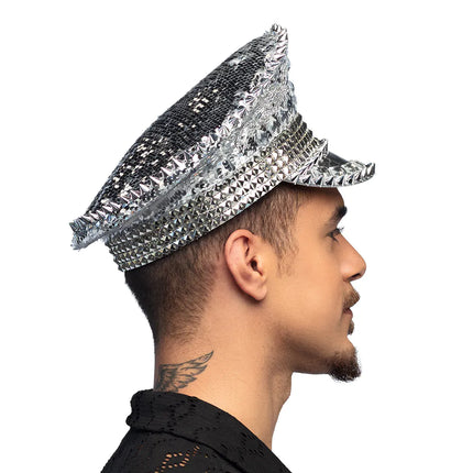 Le chapeau d'argent brille