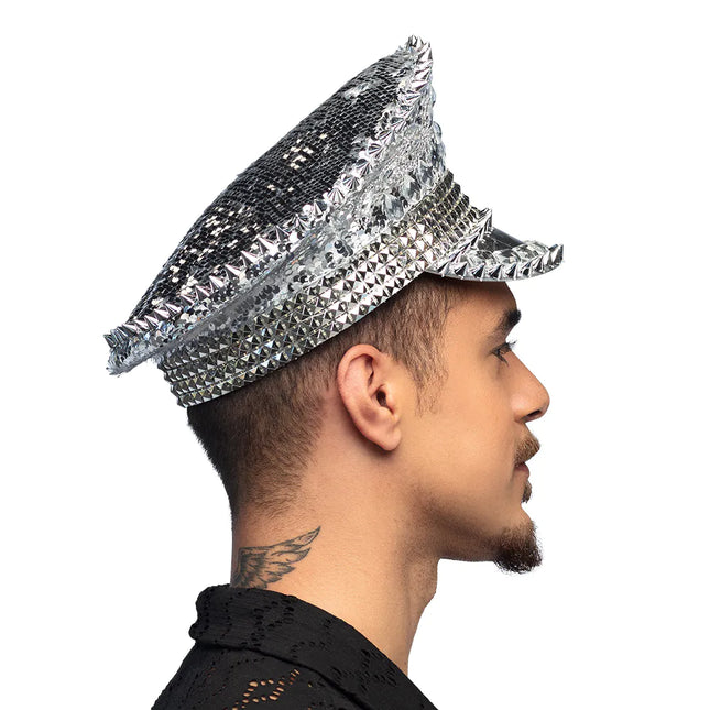 Le chapeau d'argent brille