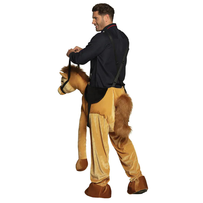 Les hommes en costume de cheval me portent