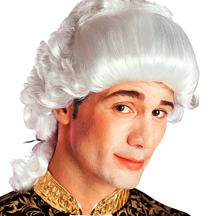 Cavalier à perruque blanche