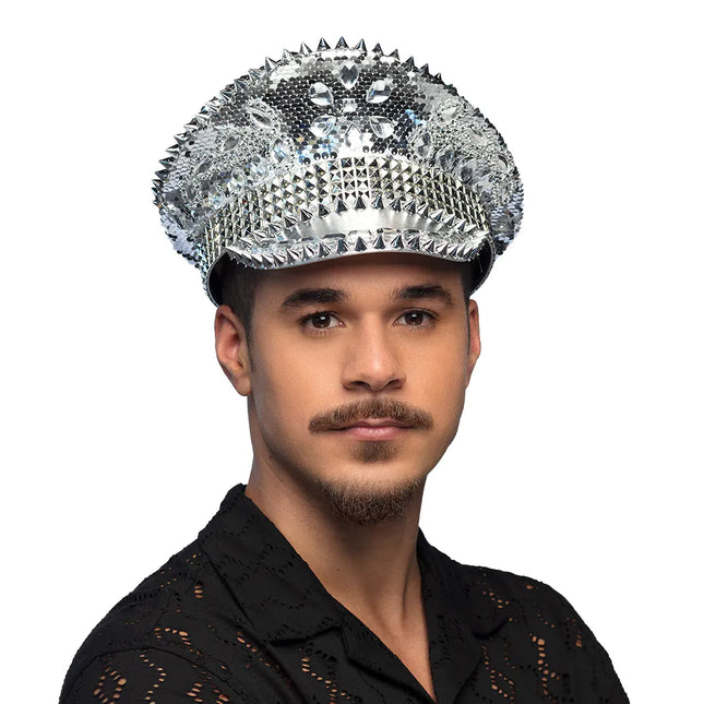 Le chapeau d'argent brille