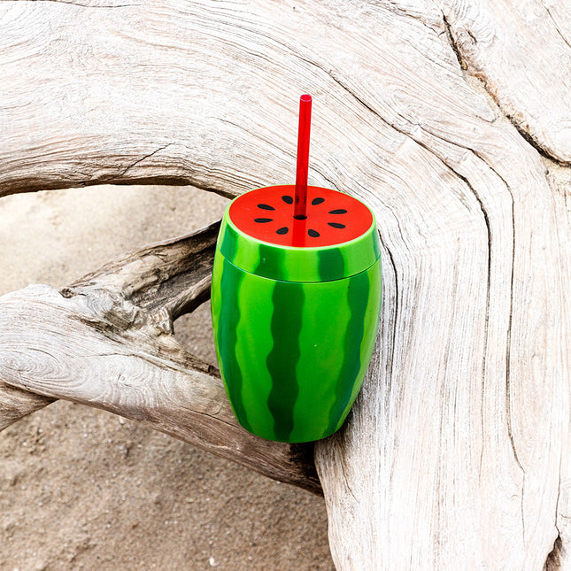 Tasse avec une paille en forme de melon d'eau