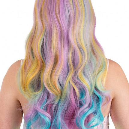 Perruque Selena longue avec boucles arc-en-ciel pastel avec franges inclinées