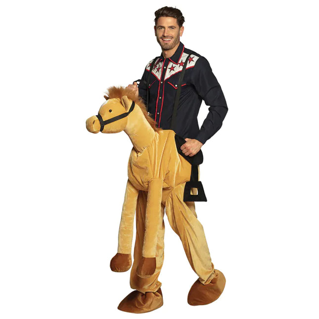 Les hommes en costume de cheval me portent