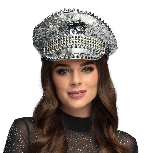 Le chapeau d'argent brille