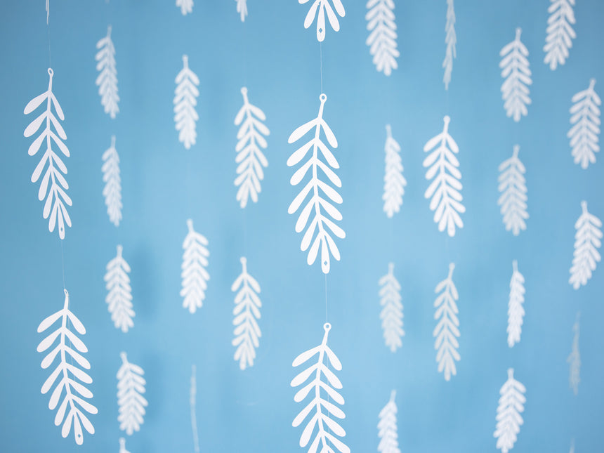 Décoration suspendue de feuilles blanches 1,8 m