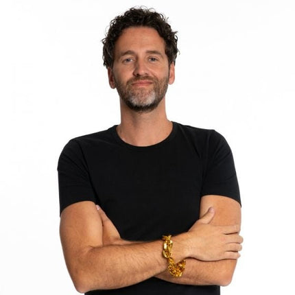 Gouden Pooier Armband van Partychimp koop je bij Partywinkel