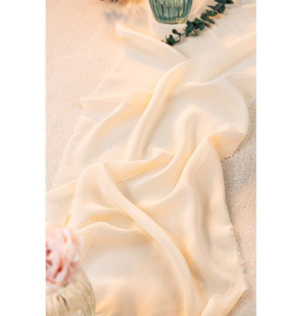 Ivoorkleurige Tafelloper Effen 5m van CHAKS koop je bij Partywinkel