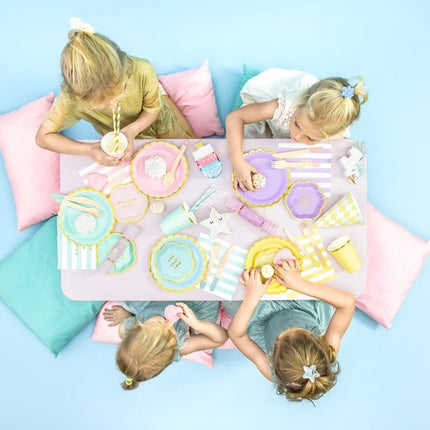 Lichtblauwe Bordjes Karton Goud 18cm 6st van Partydeco koop je bij Partywinkel